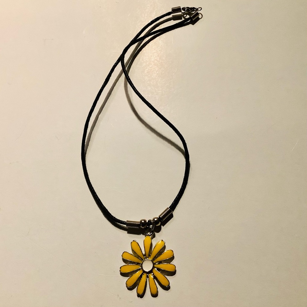 retro unsigned yellow daisy cord necklace